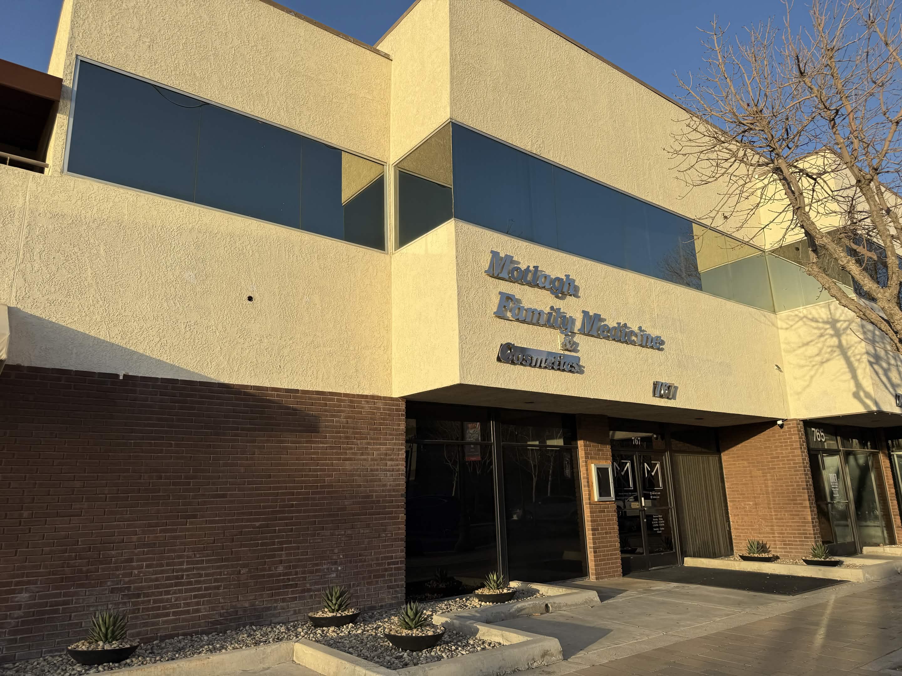 Exterior view of the clinic building and entrance.